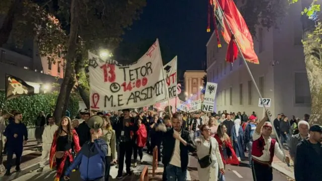 Mbyllet protesta e 127-të antiqeveritare, qytetarët thirrje: Edi Rama, dorëhiqu! Këtu na ke ditë e natë