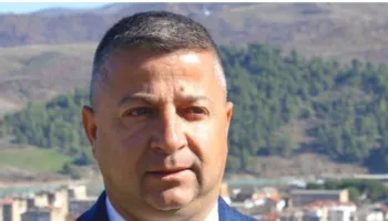 Me bilbil në dorë, kryebashkiaku i Memaliajt përkrah banorëve para Kuvendit