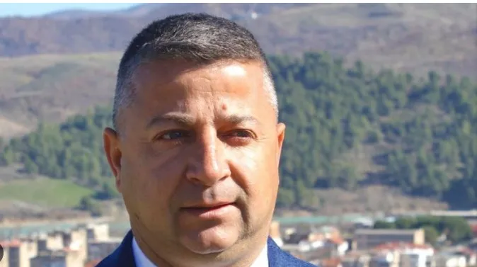 Me bilbil në dorë, kryebashkiaku i Memaliajt përkrah banorëve para Kuvendit