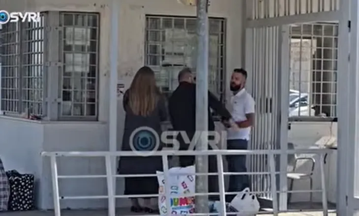 Me djalin e vogël në krah, Ajola Xoxa shkon të takojë Veliajn në burgun e Fierit
