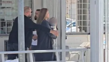 Me djalin e vogël në krah Ajola Xoxa, shkon të takojë Veliajn në burgun e Fierit