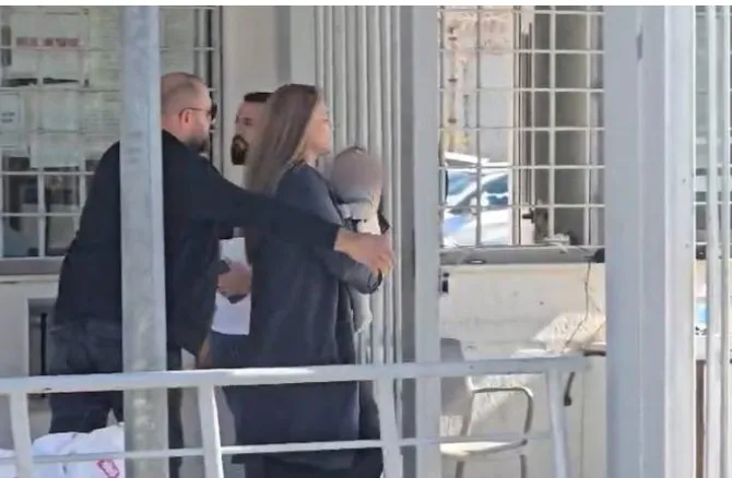 Me djalin e vogël në krah Ajola Xoxa, shkon të takojë Veliajn në burgun e Fierit