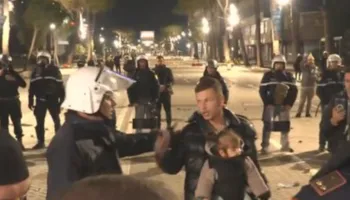 Me fëmijën në krahë, qytetari i revoltuar përballet me policët: Hiqni kapelet!