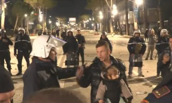 Me fëmijën në krahë, qytetari i revoltuar përballet me policët: Hiqni kapelet!