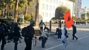 Me këngë e valle, protestuesit zhvendosen para Kryeministrisë (VIDEO)