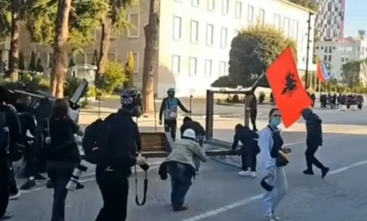 Me këngë e valle, protestuesit zhvendosen para Kryeministrisë (VIDEO)