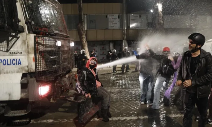 ‘Më keq se në komunizëm’, gazeta e njohur holandeze: I madh e i vogël janë ngritur në protestë kundër Edi Ramës