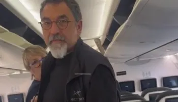 “Më kërcënove…”/ Studentja përballet në avion me Bledi Çuçin, i merret telefoni nga dora (Video)