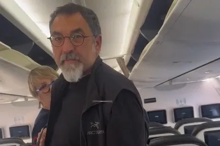 “Më kërcënove…”/ Studentja përballet në avion me Bledi Çuçin, i merret telefoni nga dora (Video)