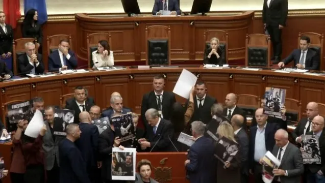 Me pankarta pro protestës së studentëve! Tensione në Kuvend, opozita bllokon foltoren