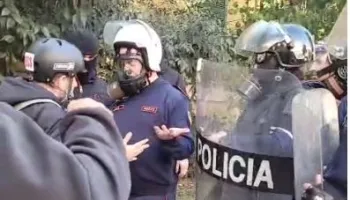”Më plasi se je gazetar”, Policët e shtyjnë gjatë raportimit LIVE