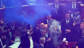 Me polici apo me politikë?