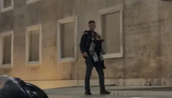Me vajzën e mitur në krah, protestuesi ngjitet te shkallët e Kryeministrisë