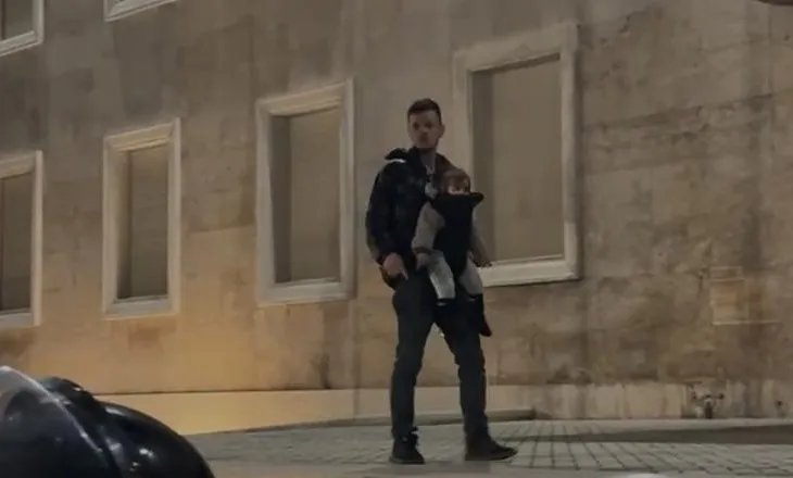 Me vajzën e mitur në krah, protestuesi ngjitet te shkallët e Kryeministrisë
