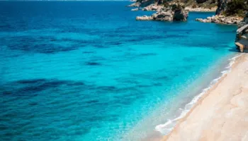 Media franceze: Shqipëria, destinacioni që po tërheq miliona vizitorë