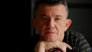 “Mediat e regjimit” ne Tirane menduan qe fitoi “revolucioni”, prandaj nuk e panë dhunën e maskave