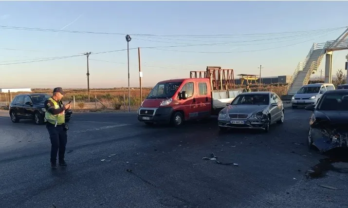 Mëngjes aksidentesh në Lushnjë, dy makina përplasen “kokë më kokë” në autostradë, raportohet se…