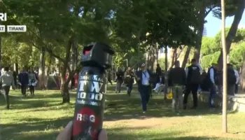 Mercenarët e Ramës sulmojnë me spraj me piper të rinjtë, ndërkohë që po pinin ujë dhe hanin ushqim
