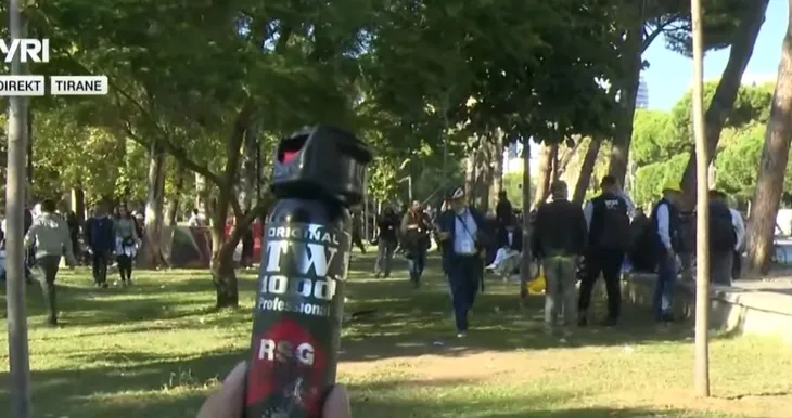 Mercenarët e Ramës sulmojnë me spraj me piper të rinjtë, ndërkohë që po pinin ujë dhe hanin ushqim
