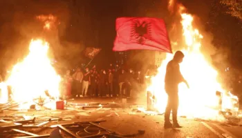 Mes gazit lotsjellës dhe barrikadave në flakë, revolta e studentëve trondit Tiranën