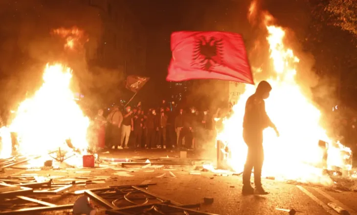 Mes gazit lotsjellës dhe barrikadave në flakë, revolta e studentëve trondit Tiranën