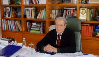 Mësuesit patronazhistë terrorizojnë me mesazhe prindërit e nxënësve në grevë