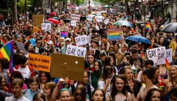 Mijëra njerëz marshojnë në rrugët e Parisit për të drejtat LGBTQ+ –