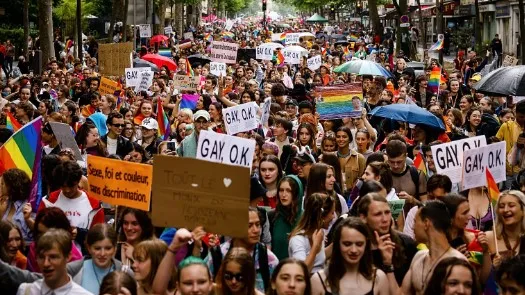 Mijëra njerëz marshojnë në rrugët e Parisit për të drejtat LGBTQ+ –