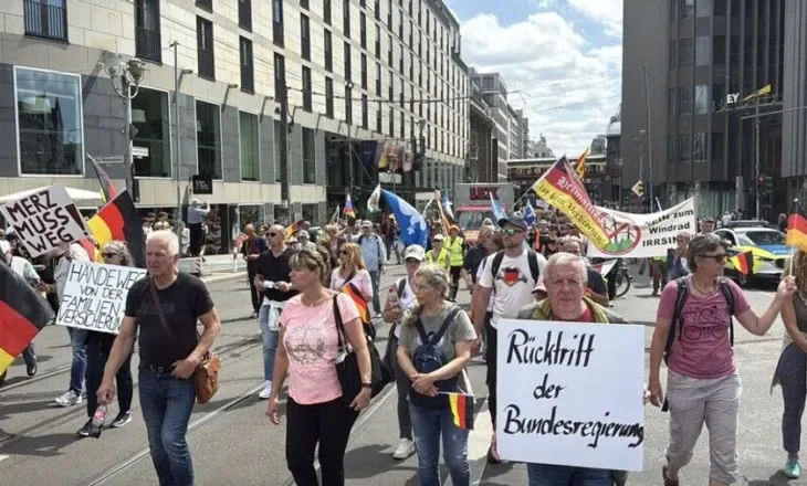 Mijëra njerëz protestojnë në Berlin kundër Merz: Të dorëhiqet qeveria!