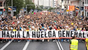 Mijëra njerëz protestojnë në Spanjë kundër mungesës së strehimit, trazira dhe në Valencia