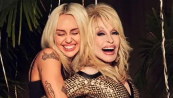 Miley Cyrus përlotet në skenë teksa kujton Dolly Parton: “Ne jemi të përjetshme”