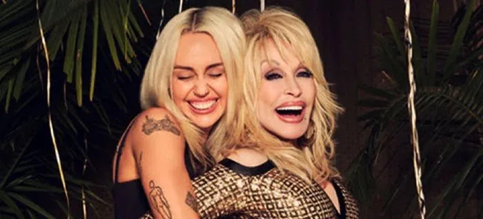 Miley Cyrus përlotet në skenë teksa kujton Dolly Parton: “Ne jemi të përjetshme”