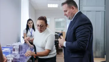Ministri Demo vizitë tek IdentiTek: Ulen tarifat për dokumentet e identitetit për kategoritë në nevojë!