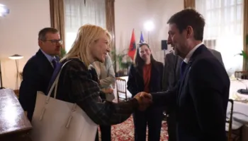 Ministri Hoxha diskuton protestat me ambasadorët e BE: Respektojmë tubimin paqësor, qeveria e hapur për dialog