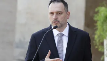 Ministri i Mbrojtjes publikon videon nga protesta: Vetëm me studentët nuk ka më lidhje