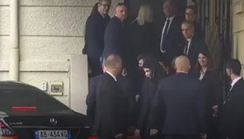 Ministri izraelit mbërrin në Kryesinë e Kuvendit, takohet me kryeparlamentarin Peleshi! Temë bisedimesh siguria, energjia, ekonomia dhe…