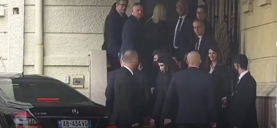 Ministri izraelit mbërrin në Kryesinë e Kuvendit, takohet me kryeparlamentarin Peleshi! Temë bisedimesh siguria, energjia, ekonomia dhe…