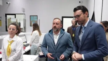 Ministri Karakaçi inspekton Zyrën Postare Nr.5 në Tiranë: Sportelet të hapura për qytetarët!