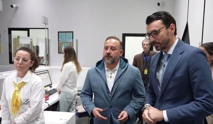 Ministri Karakaçi inspekton Zyrën Postare Nr.5 në Tiranë: Sportelet të hapura për qytetarët!