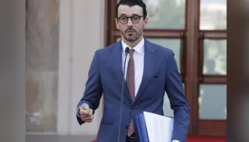 Ministri Karakaçi sqaron ndërhyrjet në Shkumbin: Argjinatura është e përkohshme, do të hiqet pas punimeve për zgjerimin e Elbasan-Qafë Thanë