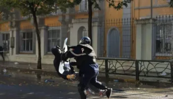 Ministria e Shëndetësisë: 21 të lënduar u mjekuan te Trauma, ja si paraqitet gjendja e të riut të plagosur para Ministrisë së Arsimit