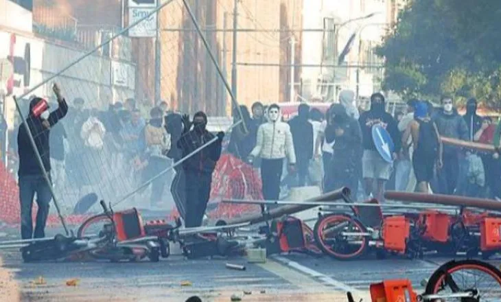 Ministria e Shëndetësisë: 23 të lënduar nga protesta, sot konsultë për protestuesin e dëmtuar në sy