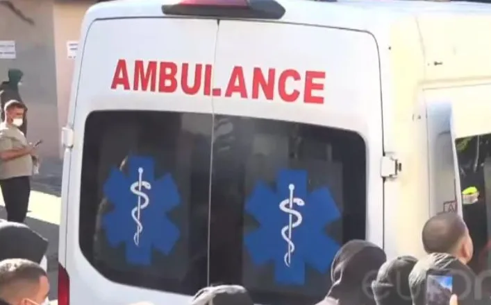 Ministria e Shëndetësisë: 9 protestues, 1 kalimtar dhe 4 efektivë të paraqitur në spital ditën e sotme