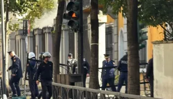 Ministrisë së Arsimit iu vu zjarri, kryepolici Hita zbret në terren pas përshkallëzimit dhe tensioneve në protestë!
