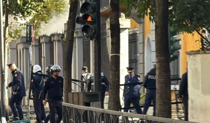 Ministrisë së Arsimit iu vu zjarri, kryepolici Hita zbret në terren pas përshkallëzimit dhe tensioneve në protestë!