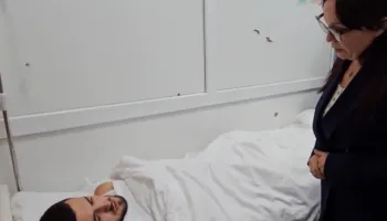 Ministrja Spahiu viziton pacientët te Trauma, 19-vjeçari me këmbën e thyer: Isha duke kaluar, s’kam lidhje me protestën (VIDEO)