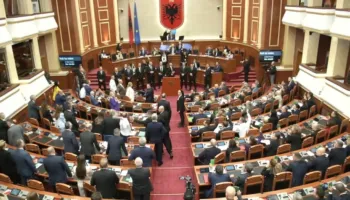 Miratohet me 85 vota Reforma Territoriale! Rama e Balluku shkojnë në Kuvend për të votuar, Bardhi sulmon me ujë deputetët e PS