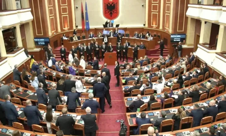 Miratohet me 85 vota Reforma Territoriale! Rama e Balluku shkojnë në Kuvend për të votuar, Bardhi sulmon me ujë deputetët e PS