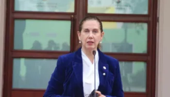 Mirela Kumbaro urdhër të prerë punonjësve: Mos lyeni buzët dhe mos nxirrni gjoksin në punë
