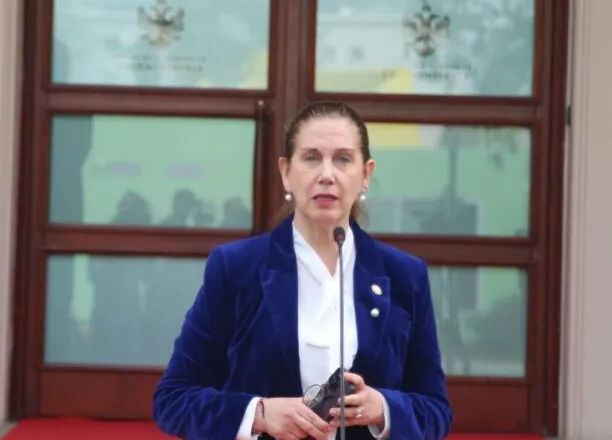 Mirela Kumbaro urdhër të prerë punonjësve: Mos lyeni buzët dhe mos nxirrni gjoksin në punë